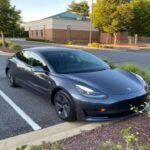 Tesla ha revolucionado el mundo de los coches eléctricos, pero no todo lo que brilla es oro. Sus vehículos están llenos de tecnología innovadora y ofrecen un rendimiento impresionante, especialmente en términos de aceleración. Sin embargo, la calidad de construcción de Tesla ha sido criticada en varias ocasiones. Además, su servicio al cliente deja mucho que desear. Mientras que la marca ha logrado captar una gran atención, muchos aún consideran que Tesla está 
