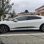 El Jaguar I-Pace es un SUV eléctrico de lujo que ofrece un rendimiento notable, pero los modelos más antiguos no han envejecido bien. Con una autonomía limitada y tecnología que ya parece obsoleta, el I-Pace enfrenta una tasa de depreciación del 72,2% en los primeros 5 años. Aunque sigue siendo un vehículo elegante y con una conducción emocionante, su valor de reventa se ve afectado por la rápida evolución de los vehículos eléctricos y la falta de actualizaciones importantes.