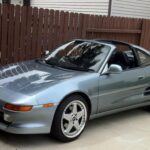 El Toyota MR2 es otro clásico que, gracias a su motor central, ofrece una experiencia de conducción única con un toque de exotismo. Lanzado en los años 80, este coche se destacó por su equilibrio, manejo ágil y apariencia que recordaba a los deportivos italianos mucho más caros. La segunda generación, producida entre 1990 y 1999, es conocida como el 