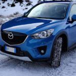 Si buscas un crossover que combine elegancia y rendimiento, el Mazda CX-5 es una opción destacada. Su diseño refinado y un interior lujoso hacen que este crossover sea perfecto para familias que desean estilo sin perder en funcionalidad. El modelo 2023 destaca por su conducción cómoda y su manejo preciso, lo que lo convierte en una excelente opción para viajes largos. Además, su sistema de infoentretenimiento fácil de usar mantiene a los pasajeros entretenidos, y su espacio de carga y asientos traseros abatibles ofrecen versatilidad para cualquier aventura familiar. Si el estilo y la funcionalidad son prioridades para ti, el Mazda CX-5 no te decepcionará.