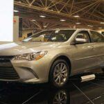 La Toyota Camry Hybrid 2016 es otro vehículo híbrido excepcional en esta lista, que destaca por su espacioso interior y una conducción cómoda y suave. Con una eficiencia de combustible superior a la media y un precio accesible de $14,181, la Camry Hybrid combina fiabilidad, tecnología sencilla y confort. Su sistema de infoentretenimiento también es fácil de usar, y su reputación de durabilidad lo convierte en una excelente opción para quienes buscan un híbrido de segunda mano con pocos problemas a largo plazo.