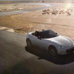 El Mazda MX-5 Miata es un auto deportivo sencillo y confiable, especialmente en sus versiones más antiguas. Con un motor de cuatro cilindros en línea y tracción trasera, su diseño convencional facilita el mantenimiento y reparación. El motor de 2.0 litros de la versión más moderna es bastante accesible, y muchas de sus piezas son fáciles de reemplazar gracias a la enorme cantidad de repuestos disponibles. Su diseño simple significa que los mecánicos principiantes pueden trabajar en él sin demasiadas complicaciones. Además, su fiabilidad ha sido probada a lo largo de los años, lo que hace que el MX-5 Miata sea un vehículo que rara vez presenta problemas graves, haciendo que cualquier reparación o mantenimiento sea rápido y económico.
