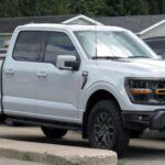 El Ford F-150 regular también está atravesando algunos problemas. Los informes indican que algunos vehículos han tenido pernos sueltos en el volante de dirección, lo que podría indicar problemas más profundos en el control de calidad de la producción. Aunque solo alrededor de 10,000 unidades están afectadas por esta retirada específica, es recomendable considerar otras opciones o modelos de años anteriores mientras Ford resuelve estos problemas de calidad.