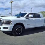 La RAM 3500 Heavy Duty brilla al arrastrar toneladas en autopista, pero en ciudad se convierte en un reto. Su gran tamaño y distancia entre ejes complican el acceso a calles estrechas y aparcamientos reducidos. Además, entrar y salir de la cabina puede volverse cansado en el día a día, y su motor diésel resulta poco eficiente en trayectos urbanos.