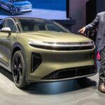 En cuanto al diseño, el Lucid Earth 2027 adoptará un enfoque más orientado al mercado general, con un tamaño compacto y una aerodinámica eficiente. La plataforma de este SUV se basará o se adaptará a los modelos actuales de Lucid, lo que permitirá reducir costes sin comprometer el rendimiento. Lucid se caracteriza por su diseño moderno y elegante, y es probable que este modelo siga esa filosofía, con un interior cómodo y amplio, ideal para quienes buscan un SUV funcional que no renuncie a la estética.