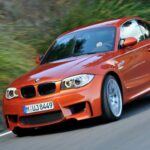 El BMW 1M fue uno de los modelos más polémicos dentro de la gama M de la marca alemana. Su tamaño compacto, combinado con un motor turbocompresor, generó muchas críticas, especialmente porque no era tan potente como los M tradicionales. Sin embargo, al conducirlo, se revelaba como un coche extremadamente divertido y ágil, con una suspensión perfectamente equilibrada y un manejo excepcional. Aunque en su lanzamiento muchos lo subestimaron, el 1M ha ganado reconocimiento con el tiempo y es ahora considerado un clásico moderno de la marca, con un rendimiento que deja una sonrisa en el rostro de cualquier conductor.