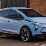 El Chevrolet Bolt EV y su versión SUV EUV ofrecen una opción asequible y confiable en el mundo de los vehículos eléctricos. Su diseño sencillo y su ausencia de características complicadas hacen que sean fáciles de mantener, lo que se traduce en menos piezas que puedan fallar. Antes de su descontinuación, el Bolt recibió elogios por su rendimiento fiable, y su amplia red de servicios de Chevrolet hace que cualquier mantenimiento necesario sea rápido y accesible. Hoy en día, los modelos usados de Bolt siguen siendo muy populares por lo fácil que resulta convivir con ellos, destacando como una excelente opción de bajo mantenimiento.