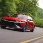 Precio base: $67,800

En el mundo de los vehículos eléctricos, la diversión al conducir no siempre ha sido una prioridad. Pero el Hyundai Ioniq 5 N rompe esa regla. Con su tren motriz de doble motor que ofrece 641 caballos de fuerza y tracción total, el Ioniq 5 N se distingue por un carácter de conducción agresivo y emocionante. Sus modos de conducción personalizables, junto con un mecanismo de cambio de marchas simulado y sonidos de motor sintéticos, mantienen una conexión auténtica entre el conductor y el vehículo, convirtiéndolo en uno de los eléctricos más divertidos del mercado.