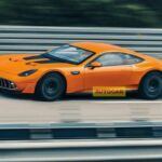 El Mercedes-AMG GT EV representa una de las apuestas más ambiciosas de la marca alemana, que está considerando la creación de una versión completamente eléctrica de su famoso GT. Aunque se espera que el modelo de 4 puertas llegue en 2026, también se contempla una versión de 2 puertas, que promete combinar la herencia deportiva de AMG con la tecnología de propulsión eléctrica. Este coche no solo atraerá a los amantes de los vehículos deportivos de lujo, sino también a quienes buscan un rendimiento sin concesiones, manteniendo el ADN de la marca Mercedes-AMG en su máxima expresión.