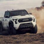 La Toyota Tacoma es una camioneta que brilla por su longevidad. Estos vehículos suelen superar los 200,000 kilómetros con solo mantenimiento básico, lo que convierte el precio de compra inicial en una inversión inteligente a medida que pasan los años. Las versiones TRD para todo terreno son especialmente capaces sin necesidad de modificaciones costosas, lo que te permite ahorrar en mejoras aftermarket. Si buscas una camioneta que dure, la Tacoma es difícil de superar.