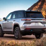 Aunque podría parecer que un híbrido no es la opción más adecuada para condiciones extremas, el Jeep Grand Cherokee 4xe demuestra lo contrario. Gracias a sus motores eléctricos, ofrece un par motor instantáneo en todas las ruedas, lo que lo hace ideal para superficies resbaladizas o con poca tracción. Con los sistemas Quadra-Trac y Quadra-Drive disponibles según la versión, y los modos Selec-Terrain, este SUV se adapta a todo tipo de clima. El peso adicional de la batería incluso mejora la tracción en la nieve, lo que convierte al 4xe en una opción versátil para los climas más exigentes. Un híbrido que ofrece lo mejor de ambos mundos: eficiencia y capacidad off-road.