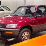 Lanzado como el “Recreational Active Vehicle with 4-wheel drive”, el Toyota RAV4 fue un modelo que muchos no supieron cómo clasificar en su época. Estaba más cerca de un coche que de un SUV tradicional, pero su tracción total y su estilo compacto lo hicieron destacarse. En ese entonces, los vehículos todoterreno eran grandes y robustos, y el RAV4 se percibió como un modelo “tierno” que no encajaba en ninguna categoría. Sin embargo, con el tiempo, este modelo se convirtió en el arquetipo de los crossovers modernos. El RAV4 fue el precursor de los vehículos compactos con tracción total.