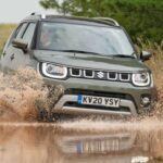 Aunque el Suzuki Ignis es el más pequeño y económico de la lista, no subestimes su capacidad. Con un motor de 1.2 litros y 82 CV, este SUV ofrece una experiencia sorprendentemente robusta gracias a su sistema Allgrip, diseñado para lidiar con caminos de tierra y barro. Si bien no está pensado para terrenos extremadamente difíciles, el Ignis es perfecto para quienes buscan un 4x4 asequible y competente en zonas rurales y caminos complicados. Es el modelo ideal para aquellos que no necesitan una bestia todoterreno, pero aún quieren la flexibilidad de escapar de la carretera.