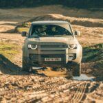 El Land Rover Defender es sin duda un ícono del off-road, pero los modelos más recientes han sacrificado algo de su capacidad todoterreno en favor del confort y la tecnología. Aunque el Defender 2025 es mejor que sus predecesores en caminos difíciles, el nivel de confort y la tecnología avanzada lo hacen más adecuado para viajes largos por carretera que para enfrentarse a terrenos extremos. En resumen, aunque tiene las credenciales para ser un buen 4x4, en comparación con otros modelos más especializados, no se lleva la corona del mejor para el off-road.