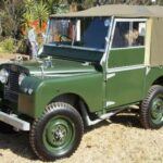 En 1948, Land Rover lanzó el Series I, un vehículo destinado a cubrir las necesidades de los agricultores y aventureros europeos. A diferencia del Jeep, el Land Rover estaba diseñado con un enfoque más utilitario, pensado para resistir las condiciones más extremas sin lujos innecesarios. La robustez y la fiabilidad de este vehículo lo convirtieron rápidamente en una elección popular para los militares y expedicionarios europeos, elevando el concepto de aventura al nivel de una expedición.