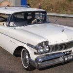 El Ford MEL V8 fue un motor de lujo destinado a las marcas Mercury, Edsel y Lincoln. Aunque carecía de la misma fama que el Flathead, este motor representaba un avance tecnológico significativo. Fue el primer V8 estadounidense en alcanzar los 400 caballos de fuerza, lo que lo convirtió en un referente de potencia. La versión de 7.0 litros generaba 480 lb-ft de torque, lo que le daba una brutal capacidad para cualquier tipo de conducción, desde la carretera hasta el circuito. Este motor demostró que Ford podía combinar lujo y potencia a la perfección.