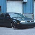 El Volkswagen Jetta se ha establecido como un sedán económico y eficiente en consumo, pero no todo es tan brillante bajo su apariencia atractiva. Con una puntuación de fiabilidad alarmantemente baja de 25 sobre 100, según Consumer Reports, el Jetta presenta problemas significativos, especialmente con el sistema de frenos. Los fallos o el desgaste prematuro de los frenos no solo son incómodos, sino que también comprometen la seguridad del vehículo, lo que podría generar gastos inesperados y frustraciones para los conductores.
