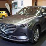 El Mazda CX-9 destaca por su diseño elegante y experiencia de conducción dinámica, aunque las ventas no reflejan su atractivo. La tercera fila es estrecha, lo que limita su practicidad para familias, mientras que SUV más espaciosos como el Ford Explorer o el Honda Pilot se llevan la preferencia.