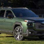 Aunque el Subaru Outback no es híbrido, destaca por su gran espacio interior y un rendimiento admirable en pruebas de fiabilidad. Aunque su motor base podría ser algo lento, el modelo con motor turboalimentado ofrece una experiencia de conducción más ágil. Si bien su sistema de infoentretenimiento es algo anticuado, el Outback 2026 promete mejoras. Este modelo es ideal para quienes buscan un SUV práctico y con buena capacidad de carga, sin importar el terreno.