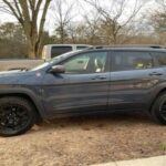 El 2019 Jeep Cherokee destaca por su aspecto robusto y su capacidad todoterreno, pero muchos propietarios han expresado su frustración por los constantes problemas con la transmisión. Los cambios bruscos y la demora en la aceleración son las quejas más comunes, lo que convierte a este modelo en un verdadero dolor de cabeza para aquellos que esperan un rendimiento confiable. Los problemas de transmisión se presentan con frecuencia, obligando a los conductores a visitar el taller más de lo que quisieran.