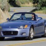 El Honda S2000 es otro deportivo que ha demostrado ser excepcionalmente confiable, a pesar de su motor de altas revoluciones. Su motor VTEC permite llegar hasta las 8200 rpm con una fiabilidad que muchos no esperarían de un coche tan deportivo. Con un cuidado adecuado, estos autos pueden alcanzar más de 320,000 km sin sufrir averías importantes. La versión AP2 es la que se prefiere por tener un motor menos agresivo y ser un poco más fácil de mantener que la versión anterior.
Qué tener en cuenta: Posibles fugas en el cilindro maestro del embrague y desgaste en el techo blando de vinilo.