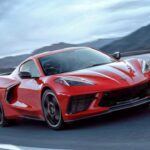 El Chevrolet Corvette ha demostrado ser uno de los deportivos más rentables, con un coste de mantenimiento estimado de $8,332 durante 10 años. Con un motor V8 que ha probado su fiabilidad y durabilidad, el Corvette sigue siendo una opción destacada para quienes buscan alto rendimiento sin romper el banco en reparaciones. El coste de los repuestos es accesible, y su sencillez mecánica reduce los gastos de mano de obra. Además, comparado con otros deportivos como el Porsche 718 Cayman, el Corvette ofrece más potencia a un coste mucho más bajo, lo que lo convierte en un verdadero valor por su precio.