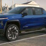 La Chevrolet Silverado EV ofrece la tecnología de batería Ultium de GM, lo que le permite alcanzar 510 caballos de fuerza y un alcance de hasta 450 millas en su versión de mayor alcance. Esta camioneta eléctrica no solo es poderosa, sino que también tiene un interior amplio y espacioso. Con una capacidad de carga frontal generosa y un rendimiento impresionante tanto en carretera como fuera de ella, la Silverado EV es perfecta para quienes necesitan un camión de trabajo eléctrico con estilo, sin sacrificar ni la potencia ni la funcionalidad.