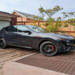 El Maserati Levante es uno de los SUV más estilizados del mercado, pero su falta de fiabilidad y los elevados costos de mantenimiento lo colocan entre los peores en cuanto a valor de reventa. A pesar de su imagen de lujo y potencia, el Levante se deprecia a un ritmo alarmante del 57.8%. Si bien su diseño y el rendimiento son excepcionales, la alta tasa de depreciación hace que sea una opción no ideal si buscas mantener una buena reventa en el futuro.