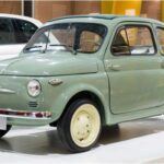 El Fiat 500, lanzado en 1957, se convirtió en un símbolo de la movilidad urbana en Italia y más allá. Este pequeño y asequible coche marcó el renacer del transporte en la Europa de la posguerra. Su distintiva forma redonda y su tamaño compacto lo hicieron fácilmente reconocible, mientras que su practicidad y facilidad de estacionamiento lo convirtieron en un favorito para las calles congestionadas. Con más de 3.8 millones de unidades vendidas, el Fiat 500 dejó una huella imborrable en el diseño de futuros coches urbanos. Hoy en día, su versión moderna sigue siendo una opción popular, demostrando que los coches pequeños pueden tener un gran impacto.