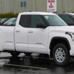 La Toyota Tundra no presenta muchos problemas en sus versiones más recientes, pero si estás pensando en comprar un modelo 2022 o 2023, es posible que debas reconsiderar tu elección. Estos modelos presentan daños internos en el motor, bloqueos del motor y fallos en la configuración del motor V35A biturbo. Aunque las versiones 2025 parecen haber solucionado estos problemas, los modelos de los años anteriores siguen siendo problemáticos, lo que hace que no valgan la pena en términos de fiabilidad.