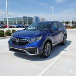 Es raro ver un Honda CR-V en una lista de descuentos, pero 2025 es un año diferente. Este modelo, conocido por su fiabilidad, ha visto descuentos significativos a pesar de su reputación de mantener su valor. Honda ha reducido el precio de este SUV, permitiendo a los compradores conseguir un modelo que ha sido uno de los más fiables del mercado sin pagar el precio completo. Es un descuento importante en un coche que ha sido sinónimo de durabilidad y eficiencia durante años.