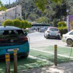 Italia, aunque aún en una fase incipiente en cuanto a adopción de vehículos eléctricos, ha mostrado un crecimiento explosivo en los últimos años. Desde 2020, el número de autos eléctricos ha aumentado un 500%, pasando del 0.3% al 1.5% de todos los vehículos en circulación. En 2024, las ventas de coches nuevos eléctricos alcanzaron un 7.9% del total, un número alentador, especialmente considerando que las ayudas gubernamentales cesaron a finales del año pasado. Este impulso en la adopción, combinado con la falta de incentivos, demuestra el creciente interés de los italianos por los autos eléctricos.