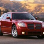 Aunque el Dodge Magnum SRT8 2006 comenzó como una estación familiar, no tardó en convertirse en un coche deportivo gracias a su motor Hemi V8 de 6.1 litros. Este modelo transformó lo que parecía un vehículo utilitario en un muscle car de cinco puertas, capaz de alcanzar 170 mph. Con un sistema de suspensión mejorado y asientos deportivos, el Magnum SRT8 es un claro ejemplo de cómo un coche familiar puede tener un rendimiento de alta gama sin perder su practicidad.