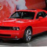 El Dodge Challenger es una de las sorpresas dentro de los muscle cars, ya que pierde solo un 24% de su valor en cinco años. Aunque su depreciación es un poco más alta que la de sus competidores directos como el Ford Mustang o el Chevrolet Camaro, sigue siendo una de las opciones más resistentes. Con un precio base que ronda los $10,000 de pérdida, el Challenger se destaca por su estilo clásico y su poderoso motor, lo que mantiene el interés de los compradores durante más tiempo.