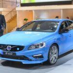 El Volvo S60 ha ganado popularidad gracias a su enfoque en la seguridad y el lujo, pero también es uno de los modelos que peor se comportan en términos de depreciación. En los primeros cinco años, este sedán pierde más del 57% de su valor original, lo que significa una caída de más de $25,000 en su precio de venta inicial. Aunque su reputación por seguridad es excelente, su capacidad para retener valor no lo es, lo que puede hacer que no sea la opción más rentable para quienes planean venderlo en el futuro.