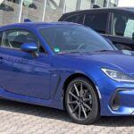 El Subaru BRZ, compartiendo plataforma con el GR86, ofrece una experiencia de conducción igualmente ágil por un precio base de menos de $32,000. Este coche es una muestra del compromiso de Subaru con la conducción deportiva accesible, destacándose por su sistema de seguridad avanzado EyeSight, que incluye control de crucero adaptativo, asistencia para mantener el carril y frenado precolisión en los modelos con transmisión automática. Su interior cómodo y su sistema de infoentretenimiento fácil de usar con Apple CarPlay y Android Auto lo hacen una opción completa para los conductores que buscan tanto rendimiento como comodidad y seguridad.
