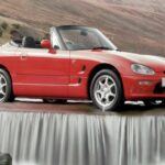 El Suzuki Cappuccino es otro roadster Kei que destaca por su motor turboalimentado y su capacidad para alcanzar las 9300 rpm en su versión 1995. Fabricado entre 1991 y 1998, el Cappuccino combina una distribución de peso 50:50 con un diseño atractivo y una experiencia de conducción llena de adrenalina. Con precios de entre $6,000 y $12,000, este coche es perfecto para quienes buscan una experiencia de conducción excitante con la capacidad de modificar su rendimiento. Disponible en versiones T-top, targa y descapotable, el Cappuccino tiene algo para todos.