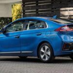 El Hyundai Ioniq Blue Hybrid 2025 se lleva el primer puesto con una clasificación EPA de 59 MPG combinados, lo que lo convierte en uno de los vehículos más eficientes a gasolina disponibles. Este modelo es una excelente opción para quienes buscan un coche económico sin sacrificar las prestaciones. Con su diseño moderno y una tecnología híbrida avanzada, el Ioniq Blue Hybrid establece nuevos estándares de eficiencia. Aunque los datos específicos para 2025 aún no están totalmente disponibles, las especificaciones anteriores aseguran que esta versión mantendrá su posición como una de las más ecológicas y rentables.