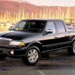 Ford decidió en 2002 darle un toque de lujo a su F-150, el camión más vendido del mundo, con una edición exclusiva llamada Blackwood. Aunque la idea de subir de gama parecía prometedora, la realidad fue muy diferente. El modelo no logró conectar con los compradores y, en solo un año, se fabricaron menos de 3,000 unidades. A pesar de la inversión y el prestigio de la marca Lincoln, el Blackwood fracasó estrepitosamente y fue descontinuado rápidamente.
