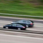 El exceso de velocidad es una de las conductas más comunes, pero también de las más peligrosas. A mayor velocidad, mayor distancia de frenado, lo que significa que incluso una pequeña distracción puede ser fatal. Las estadísticas demuestran que las colisiones a alta velocidad aumentan las lesiones graves y las muertes, transformando lo que podría haber sido un pequeño accidente en una tragedia. Además, en zonas residenciales, donde niños y ciclistas pueden aparecer sin previo aviso, respetar el límite de velocidad es crucial para evitar accidentes fatales.