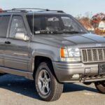 Antes de que la gama SRT de Jeep llegara para dominar, el Grand Cherokee 5.9 Limited de 1998 ya marcaba el camino. Con un motor V8 de 5.9 litros que producía 245 caballos de fuerza, este SUV era el más rápido de su clase en su época, alcanzando los 60 mph en 6.8 segundos. Su tracción total y detalles de lujo como el cuero y las molduras de madera hacían de este modelo una mezcla perfecta de confort y rendimiento. A pesar de su importancia histórica, hoy pocos recuerdan su grandeza.