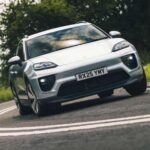 El Porsche Macan eléctrico no solo destaca por su diseño y dinámica de conducción, sino también por su impresionante autonomía de 642 km (399 millas) en su especificación más eficiente. Equipado con una batería de 100 kWh, este SUV eléctrico ofrece potencia en abundancia: 335 hp como estándar, con versiones más potentes que alcanzan hasta 577 hp en el Macan Turbo. El Macan eléctrico no sacrifica rendimiento por autonomía, lo que lo convierte en una opción perfecta para quienes buscan un SUV de alto rendimiento y gran autonomía.