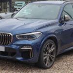 El BMW X5 combina rendimiento y confort, siendo uno de los SUV más deseados del mercado. Sin embargo, comparte el problema de depreciación rápida que afecta a muchos vehículos de lujo. A pesar de su alto precio inicial, el valor del X5 disminuye rápidamente debido a factores como el alto costo de mantenimiento y la disponibilidad de modelos más nuevos y con mejores características. La depreciación de este modelo puede ser significativa en los primeros años, lo que reduce su atractivo para los compradores a largo plazo.