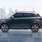 El Hyundai Venue combina un estilo juvenil con la practicidad de un crossover, destacándose en su clase de SUV pequeños. Su parrilla prominente, perfil cuadrado y techos opcionales de colores contrastantes crean una presencia llamativa. En el interior, ofrece controles intuitivos y una cabina moderna que se siente luminosa y agradable. La calidad de conducción y la altura elevada permiten una visibilidad excelente y una conducción confiable. Con un buen espacio en los asientos traseros y un área de carga versátil, el Venue ofrece una mezcla perfecta de estilo y funcionalidad a un precio competitivo, rivalizando con SUV más caros.