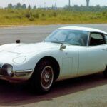 El Toyota 2000GT es una leyenda entre los coleccionistas, pero aún no recibe el reconocimiento que merece entre los aficionados al automovilismo en general. Con solo 351 unidades fabricadas, este auto construido en colaboración con Yamaha fue capaz de competir con los mejores deportivos de la época, como Porsche y Jaguar. Aunque el 2000GT es conocido por su impresionante ingeniería y rendimiento, sigue siendo opacado por modelos más populares como el Supra y el 86. Su exclusividad y diseño único lo convierten en uno de los autos más subestimados de la historia del automóvil japonés.