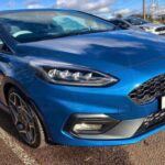El Fiesta ST Mk7 es uno de los hot hatch más queridos, ofreciendo una combinación de tamaño compacto, motor turboalimentado de 1.6 litros y una suspensión que lo hace sumamente ágil. Es conocido por su sonido de escape característico, sus asientos Recaro y por ofrecer una conducción emocionante a un precio asequible. Con un diseño vibrante y colores atrevidos, el Fiesta ST es un coche pequeño pero lleno de carácter que atrae tanto a los aficionados a la conducción como a quienes buscan un modelo accesible con carácter deportivo.