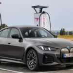 Para quienes buscan lujo y rendimiento, el BMW i4 es una de las mejores opciones de 2025. Como un Serie 3 eléctrico con un diseño de liftback, el i4 ofrece un rendimiento excepcional y una experiencia de conducción deportiva. Con una autonomía que varía entre 227 y 318 millas, según la versión, es perfecto para aquellos que desean un coche eléctrico ágil y cómodo. Aunque algunos controles pueden requerir tiempo para acostumbrarse, el i4 se posiciona como el mejor sedán eléctrico de lujo, ideal para quienes buscan una conducción refinada y silenciosa.