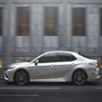 Si tu presupuesto es más ajustado, el Toyota Camry 2015 es una opción destacada, con una puntuación de confiabilidad de 90/100. A un precio de aproximadamente 13,000 dólares, este sedán ofrece una experiencia de conducción excelente y una gran variedad de características de seguridad. Su fiabilidad es legendaria, y los propietarios valoran su comodidad y la calidad de sus materiales. El Camry 2015 es conocido por ser un coche que te acompañará durante muchos años sin problemas, lo que lo convierte en una compra segura en el mercado de autos usados.