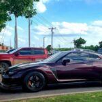 El Nissan GT-R R35, conocido por su rendimiento impresionante y su estatus de leyenda en los circuitos, está desapareciendo lentamente de las carreteras estadounidenses. Aunque el GT-R sigue siendo un icono querido, la tendencia hacia tecnología más moderna y vehículos eléctricos ha llevado a muchos a dejar atrás este modelo en favor de opciones más avanzadas tecnológicamente. Es un adiós respetuoso a un vehículo que fue parte fundamental de la cultura automotriz, pero que ya no puede competir con las opciones más futuristas y electrificadas que dominan el mercado.