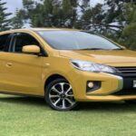 El Mitsubishi Mirage ostenta el título de ser uno de los vehículos más inseguros de todos los tiempos, con una tasa alarmante de 205 muertes por millón de vehículos registrados. A pesar de ser el coche más barato del mercado, con un precio alrededor de los $17,000, su construcción frágil y su pobre protección en caso de impacto lo convierten en una amenaza para la seguridad vial. Sus puertas, que no pueden resistir el impacto de vehículos más grandes como una Ford F-150, son uno de los principales puntos débiles de este modelo.